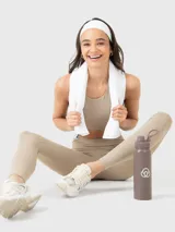 Top deportivo negro con espalda de diseño único y almohadillas removibles.