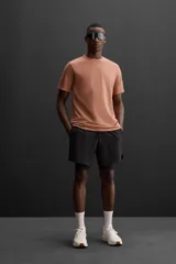 Camiseta relaxed fit color beige confeccionada en tejido con mezcla de algodón, cuello redondo, manga corta y logo estampado en el bajo. Zara Athleticz.