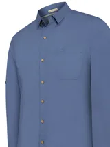 Camisa de hombre azul de manga larga, confeccionada en algodón orgánico con tecnología UPF 20+ y botones de madera.