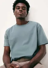 Camiseta marrón de corte recto y mangas cortas.