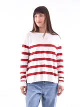 Sweater de punto blanco con rayas horizontales rojas, de manga larga y cuello redondo.