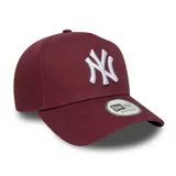 Gorro tipo gorra de béisbol New Era, color borgoña, con visera curva y logo de los New York Yankees bordado en blanco. Es un modelo ajustable.