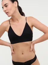 Bralette negro de punto acanalado con breteles finos regulables y escote en V.