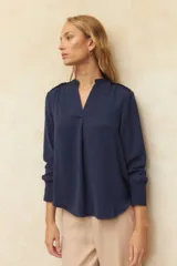 Blusa verde oliva de manga larga con cuello mao y escote en V. Cuenta con triple botón de nácar en los puños.