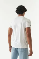 Remera color salmón de corte clásico, cuello redondo y logo bordado en el pecho.