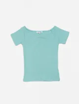 Remera fucsia de algodón con elastano, corte ajustado, escote off-shoulder y mangas cortas.