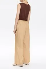 Pantalón corte jogger color beige, con largo tobillero, bolsillos tipo alforja y logo bordado. Cintura elástica ajustable con cordones.