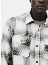 Camisa a cuadros de manga larga con dos bolsillos frontales con botón.