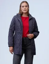Campera capitoneada marrón de la marca Weatherproof, con aberturas de cierre y bolsillos verticales.