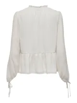 Blusa blanca con textura de lunares, cuello con volantes y lazo, cierre frontal con botones, mangas largas abullonadas con puños elásticos y corte peplum.