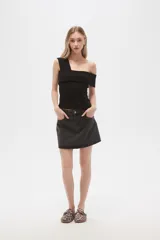 Minifalda de jean celeste con bolsillos delanteros y traseros.