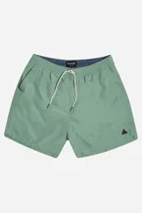 Short de baño liso color verde, con cintura elástica, cordón ajustable, dos bolsillos laterales y uno trasero.