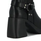 Bota alta de mujer de caña media en color negro, con taco cuadrado y detalle de hebilla y elástico.