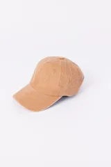 Gorra color terracota con visera y bordado frontal con la palabra "Chill".
