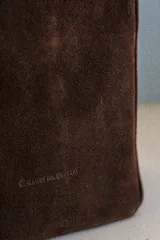 Bolso matero marrón con laterales de cuero color bordó y parte central de gamuza color chocolate.