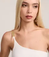 Body blanco de jersey con escote asimétrico y un solo bretel fino decorado.