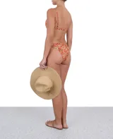 Top de bikini con estampado floral en tonos naranja, amarillo y marrón, con corte triangular y tirantes regulables.