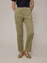 Pantalón cargo color verde oliva, de corte recto y tiro alto, con bolsillos laterales y traseros con solapa.