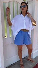 Short azul de lino con cinturón de rafia.