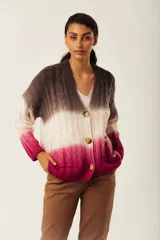 Cárdigan tejido a rayas horizontales con degradé de color, con cuello en V, mangas largas y cierre frontal con botones de madera.