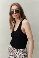 Musculosa negra de tejido acanalado con escote en V y calce al cuerpo.