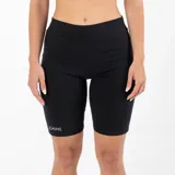 Calza biker negra con cintura alta y logo blanco en la pierna izquierda.