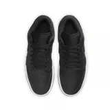 Championes Air Jordan 1 Low SE color negro con detalles en gris y suela blanca. Presentan el logo de Nike en el lateral y el logo de Air Jordan en el talón.
