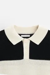 Polo relaxed fit de punto tejido en hilatura con lino y algodón. Diseño a rayas horizontales en blanco y negro. Cuello solapa con cierre frontal de botonadura. Manga larga. Acabados en rib.