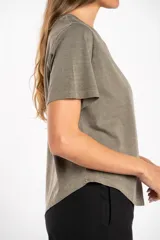 Remera color arena de algodón peinado, corte ajustado y mangas cortas.