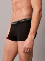 Pack de tres bóxers negros de talle bajo confeccionados en microfibra elástica con cinturilla elástica con logo Calvin Klein.