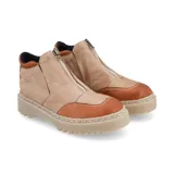 Bota de cuero color beige con puntera marrón, cierre frontal con cremallera y suela track.