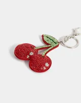 Llavero con forma de cerezas rojas y verdes cubiertas de strass, con mosquetón metálico plateado.