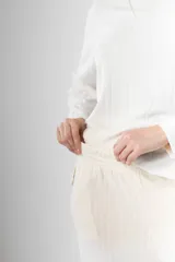 Pantalón palazzo color crema de morley de vara ancha en algodón y viscosa, con bolsillos y cintura elastizada.