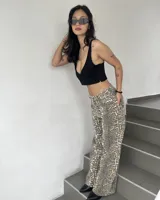 Pantalón de jean de tiro alto con estampado animal print en tonos marrones y blancos, de corte recto y holgado.