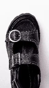 Sandalias marrones con suela track y tiras anchas con hebillas metálicas.