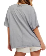 Remera gris de corte holgado con escote en V.