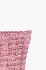 Minifalda rosa de tejido texturizado con tiro alto y corte ajustado.