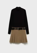 Minivestido marrón con falda plisada, doble cinturón de cuero sintético negro con hebillas plateadas, cuello alto, mangas largas y cierre lateral con cremallera.