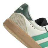 Championes Adidas Breaknet Sleek color crema con detalles en verde y suela marrón.