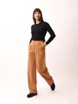 Pantalón marrón de vestir, de corte recto, con pinzas en la cintura y cierre con botón.