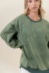 Sweater de mujer color lila con efecto lavado vintage, de calce oversize, cuello redondo y terminaciones acanaladas.