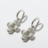 Par de caravanas plateadas con forma de cruz tejida y cierre de aro.