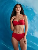 Conjunto de bikini rojo con corpiño tipo strapless con aro y bombacha de tiro alto.