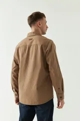 Sobrecamisa color marrón claro de twill de algodón, con cuello clásico, cierre frontal abotonado, dos bolsillos de parche con solapa abotonada en el pecho, mangas largas con puños abotonados y corte regular.