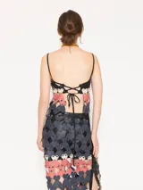 Top con breteles finos, confeccionado en cuero ovino con apliques de corazones troquelados de cuero vacuno y ojalillos metálicos níquel.