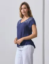 Remera azul de modal marca French Laundry, con cuello redondo y detalle de bordado floral en los hombros.