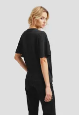 Remera negra de algodón con estampado de un corazón rojo con rosas amarillas y texto en estilo tatuaje old school.