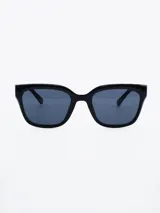Lentes de sol negros con marco rectangular y lentes oscuros.