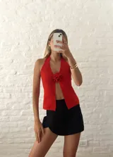 Top rojo con cuello halter y abertura frontal con detalle de rosa.