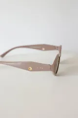 Lentes de sol negros con protección UV400.